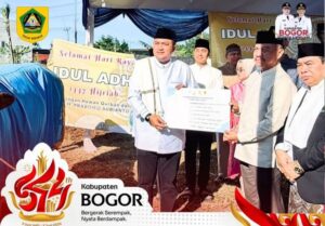 Bupati Bogor Serahkan Hewan Kurban Bantuan Presiden RI kepada DKM Masjid Raya Nurul Wathon